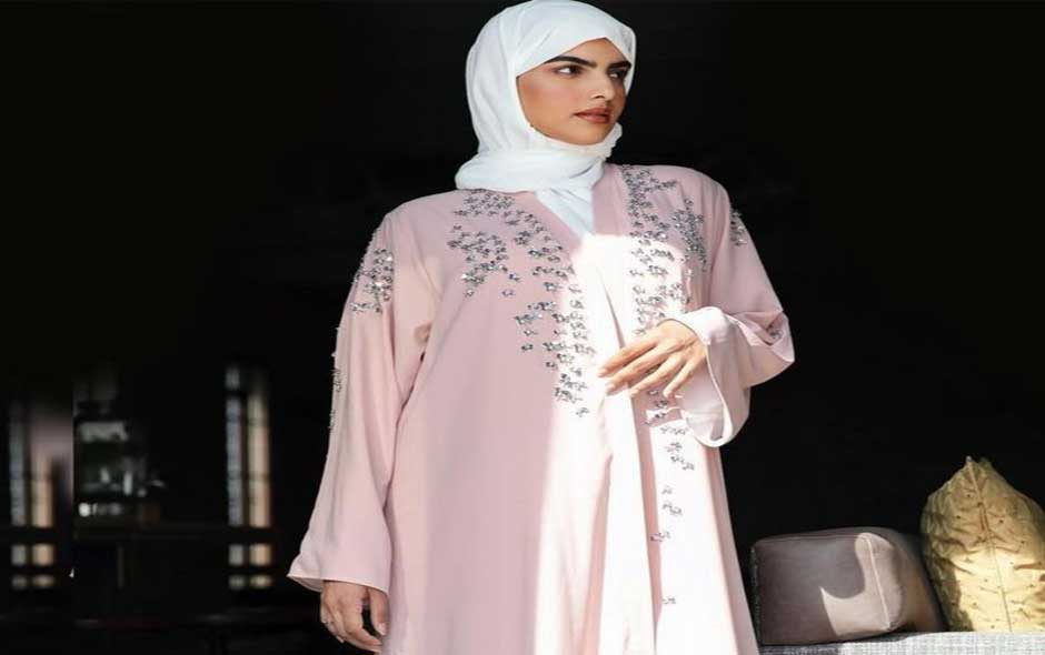  عمان اليوم - موديلات عبايات بتصميمات كلاسيكية لعيد الأم