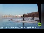 شاهد رفع درّاجين عن قطعة جليد تحركت بهما في نهر موسكو