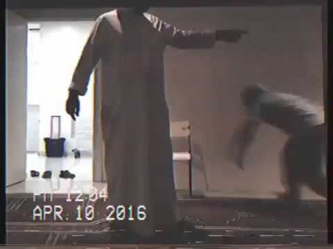 شاهد رجل يعتدي على عامل مسجد بطريقة وحشية