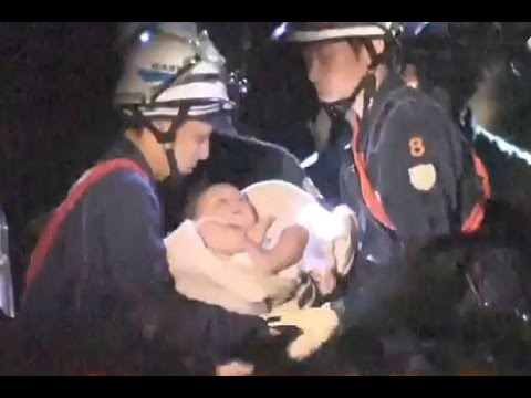 شاهد إنقاذ طفلة رضيعة من تحت الأنقاض