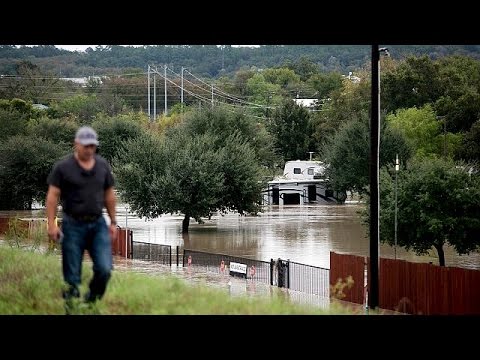 شاهد خمسة قتلى إثر الأمطار الطوفانية في هيوستن