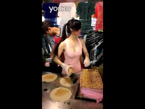 شاهد حسناء جميلة تصنع فطائر محشوة