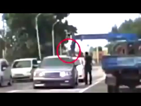 شاهد رافعة تقتل شرطيًا روسيًا أثناء تحريره مخالفة لسائق