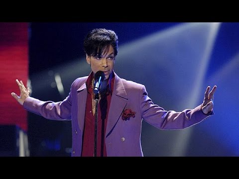 عشاق الفنان برينس يحيون ذكراه  بعد أن وفاته المنية