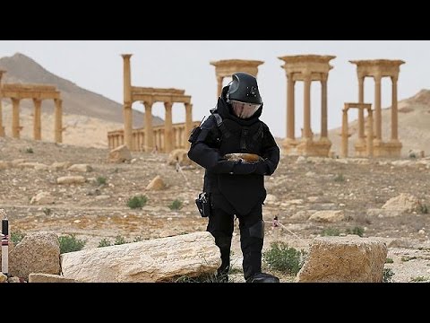 شاهد قوات المهندسين الروسية تفكك الألغام في جزء تدمر التاريخي