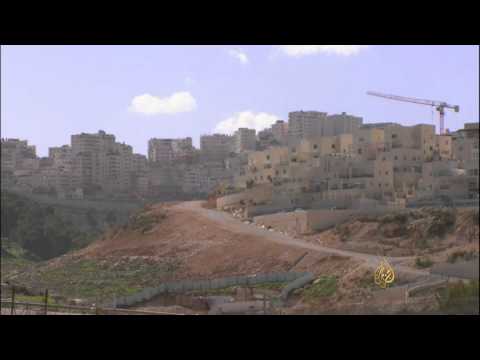 شاهد السلطات الإسرائيلية تنذر الفلسطينيين بمصادرة الأراضي