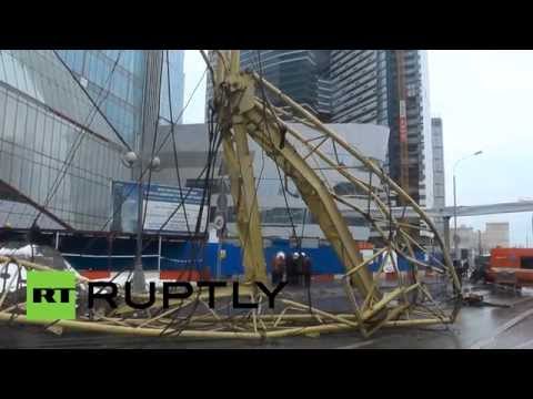 رافعة عملاقة تسقط أرضًا دون إصابات