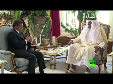 شاهد لحظة لقاء أمير قطر مع رئيس الوزراء التركي في الدوحة