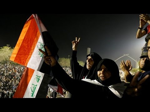شاهد المتظاهرون يخلون مقر البرلمان العراقي
