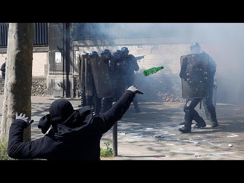 بالفيديو مشادات عنيفة في باريس على هامش مسيرة النقابات العمالية