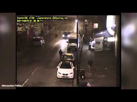 بالفيديو شابان هاجما بريطاني وسرقا دراجته النارية