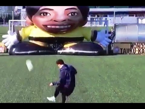بالفيديو شاهد ميسي يتحدى روبوت عملاق على شكل حارس مرمى