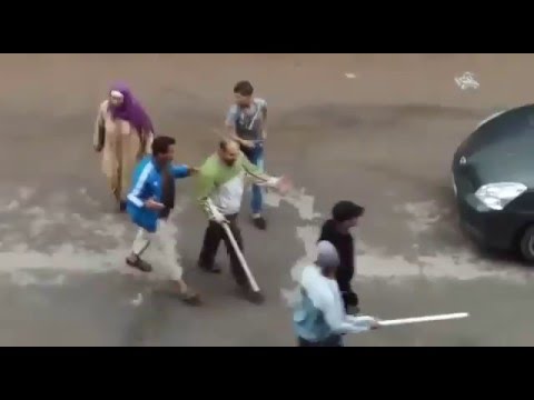فيديو عصابة مسلحة بالعصي تهاجم مجموعة من النساء