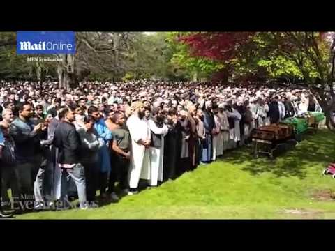 جنازة “إسلامية” مهيبة ببريطانيا لـ3 شباب قتلوا  فى حادث سيارة