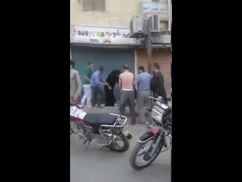 شاهد مشاجرة دموية بين العديد من الأشخاص