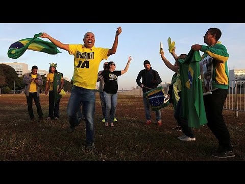 شاهد المواقف الشعبية تتأرجح بين الفرح والحزن من إقالة روسيف