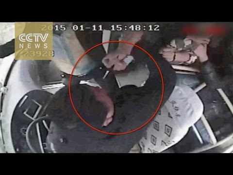 شاب يهدد سائق الأتوبيس بطعنه بسكين فى تشنغدو