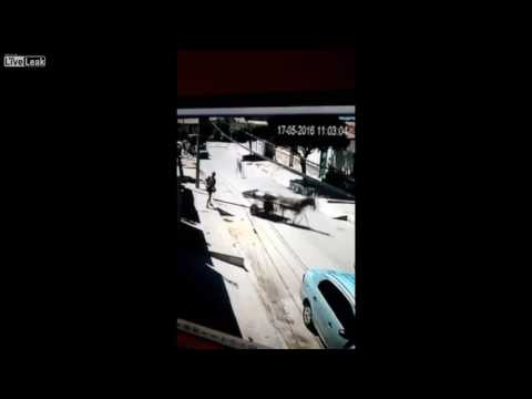 بالفيديو حمار يفر بجثة رجل بعد قتله