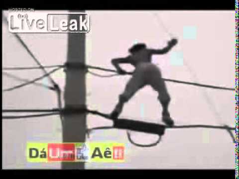 مراهق يرقص فوق خطوط الضغط العالي