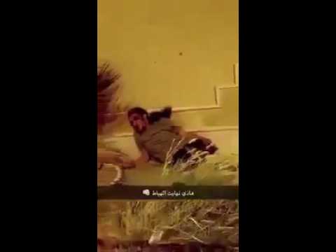 بالفيديو شاب سعودي يعتدي على آخر بطريقة وحشية