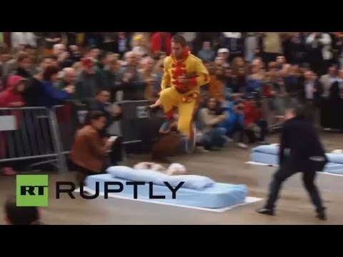 فيديو شياطين تقفز فوق أطفال في إسبانيا