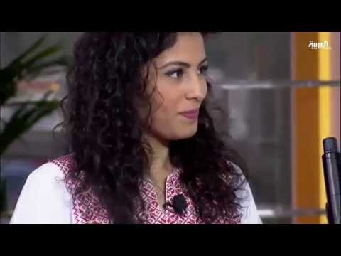 شاهد امرأة فلسطينية تعزف على آلة القانون