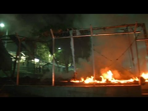 بالفيديو عشرات الجرحى في مواجهات بين لاجئين في مخيم موريا