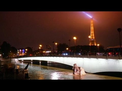 شاهد باريس منشغلة بارتفاع منسوب مياه نهر السين