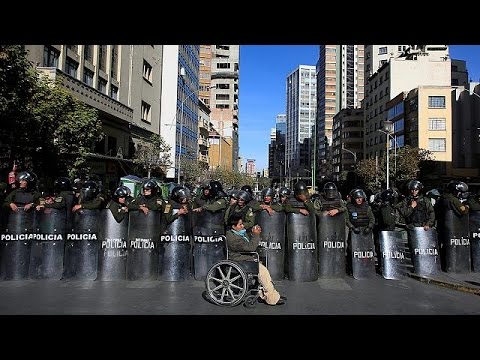 نشطاء يتحدون الإعاقة بمواجهة الشرطة في بوليفيا
