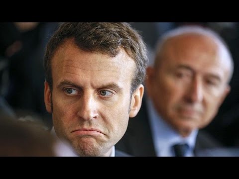 بالفيديو المتظاهرون الفرنسيون يرشقون وزير الاقتصاد الفرنسي بـالبيض