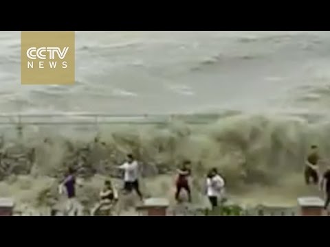 بالفيديو  موجة مد عاتية تغمر المارة على ضفة نهر