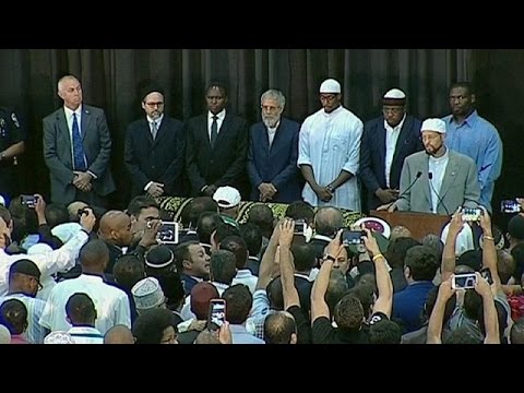 بالفيديو شاهد مُحِبُّو محمد علي كلايْ يلقون على جثمانه نظرة أخيرة