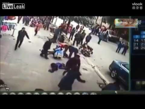 بالفيديو عدة اصابات خطيرة في حادث مروع وخطير