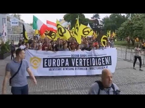 بالفيديوشاهد صدام ببين اليسار واليمين المتطرف وسط فيينا