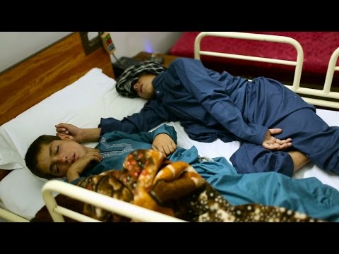 بالفيديو طفلان يصابان بالشلل كلما غابت الشمس