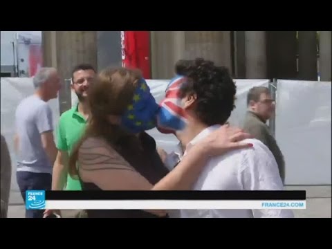 الأوروبيون يدعون البريطانيين للبقاء في الاتحاد بالقبلات