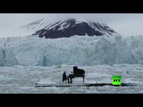 شاهد عزف على البيانو وسط المحيط المتجمد