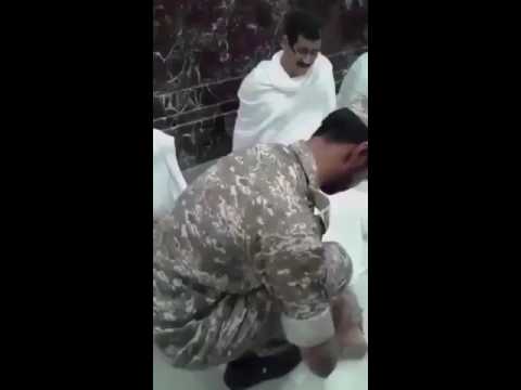 شاهد رجل أمن بالحرم المكي يدلك قدم معتمر أنهكه التعب