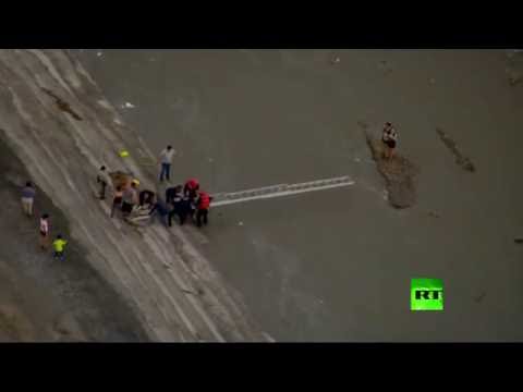 قوات الاطفاء ينقذون مراهقتين من قناة مليئة بماء فيضان