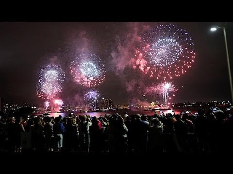 الأميركيون يحتفلون بيوم الرابع من يوليوتموز