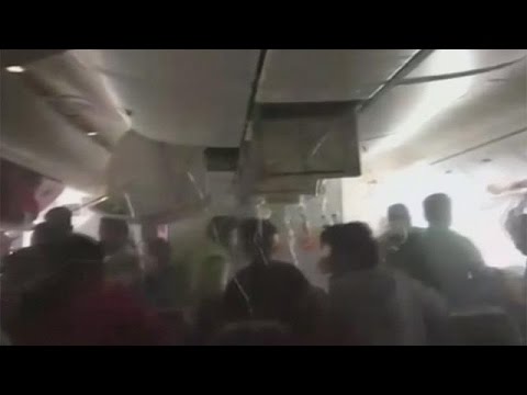 شاهد فيديو جديد يظهر ركاب الطائرة الإماراتية يبحثون عن أمتعتهم قبل إجلائهم