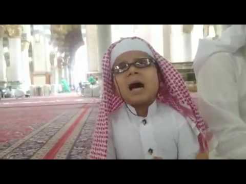 بالفيديو طفل كفيف يحفظ القرآن كاملا عبر المذياع