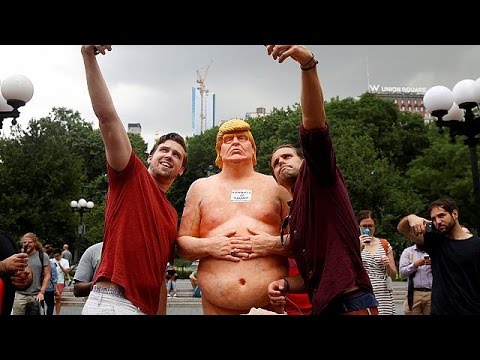 بالفيديو شاهد تماثيل عارية لدونالد ترامب في عدة مدن أميركية