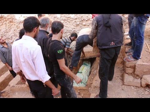شاهد بناء مقابر من طبقات في دوما السورية