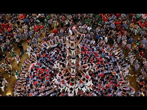 بالفيديو  الآلاف يحضرون منافسات تشكيل هرم من البشر في كتالونيا