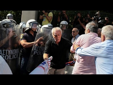 بالفيديو  الشرطة اليونانية تطلق الغاز المسيل للدموع على عدد من المتقاعدين
