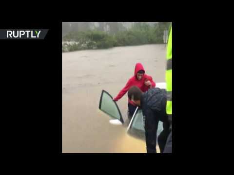بالفيديو إنقاذ أم وطفلها من السيول جراء إعصار ماثيو في نورث كارولينا