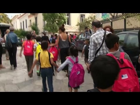شاهد مدارس اليونان تستقبل أطفال اللاجئين