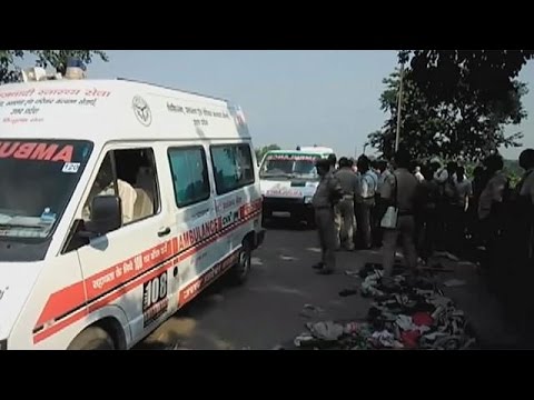 شاهد مقتل 24 شخصًا وجرْح 20 في تدافع فوق أحد جسور شمال الهند