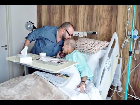 شاهد ماذا قرأ مغاربة صورة الملك وهو يقبل رأس اليوسفي